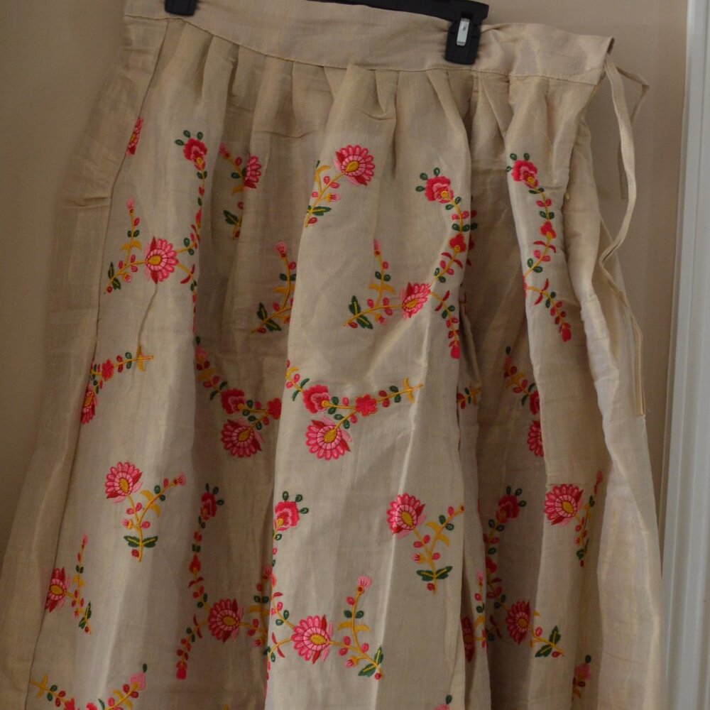 **** BEAUTIFUL ETHNIC EMBROIDERED SKIRT. SIZE L-XL NEW ***